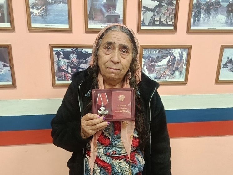 Матери героически погибшего в зоне СВО Джони Михая вручили Орден Мужества