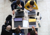 Современная Сеть все чаще напоминает зеркальный лабиринт: мы видим свое отражение в удобных сервисах и персонализированной ленте, при этом смутно чувствуем, что за стеклом кто-то есть