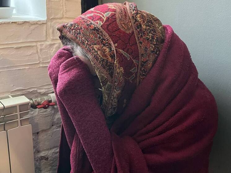 Мошенники вернулись на улицу и стали подходить к женщинам с просьбой купить детское питание. Мужчина рассказывает историю о потере работы, о жене и ребенке, которые ждут его дома, от денег принципиально отказывается – стыдно. Покупку новоиспеченный отец продает через интернет подешевле и исчезает. Как же отказать, когда давят на жалость? Какие когнитивные ошибки мешают нам отказывать?