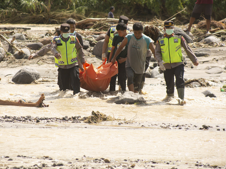 Число жертв наводнений в Индонезии превысило 700