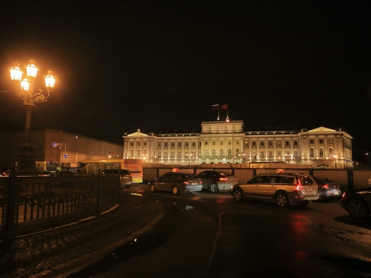 В Петербурге чиновникам и их семьям разрешат лечиться по ДМС за счет бюджета