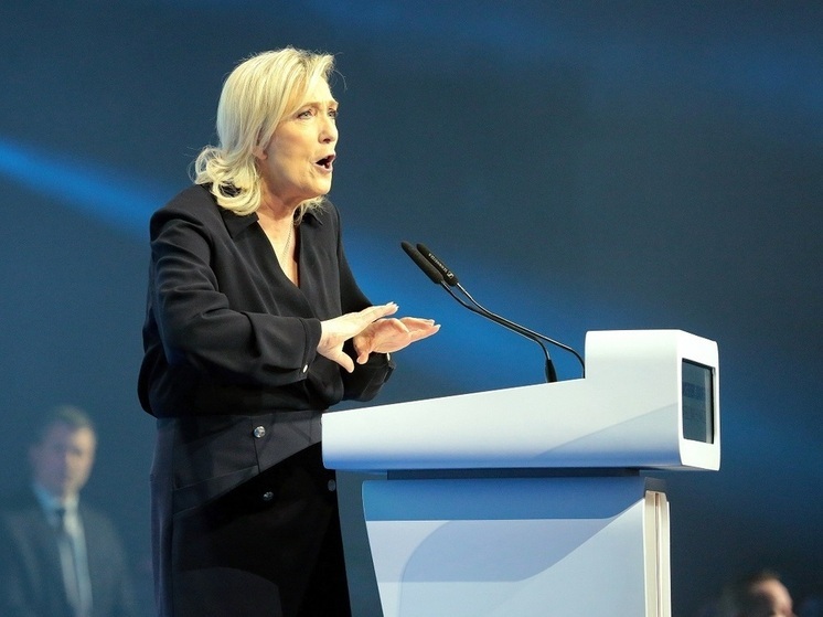 Марин Ле Пен назвала «крайне опасным» предложение Макрона о маркировке СМИ