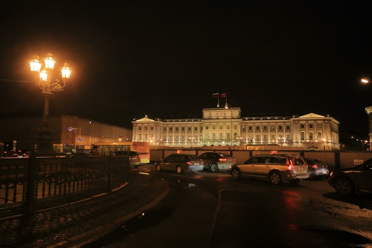 В Петербурге чиновникам и их семьям разрешат лечиться по ДМС за счет бюджета