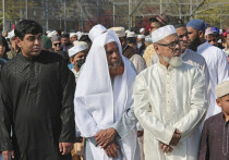 В самом сердце Соединённых Штатов, в городе Дирборн штата Мичиган, прогремели скандирования, заставившие содрогнуться даже тех, кто давно наблюдает за миграционными процессами. Толпа, собравшаяся в центре города, открыто выкрикивала лозунг «Смерть Америке!».