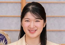 По мере того, как единственная дочь императора Нарухито принцесса Айко завоёвывает сердца японцев своей эрудицией и обаянием, в обществе нарастают призывы пересмотреть закон о престолонаследии, допускающий занимать трон только мужчинам