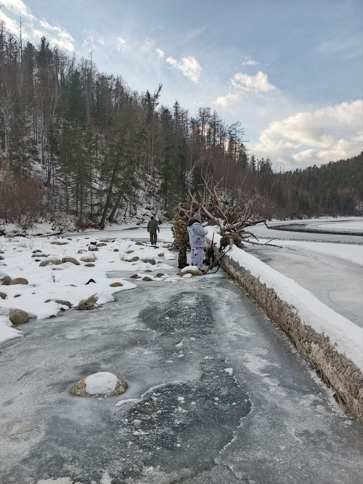 Инспекторы национального парка в Бурятии спасли провалившегося в реку мужчину
