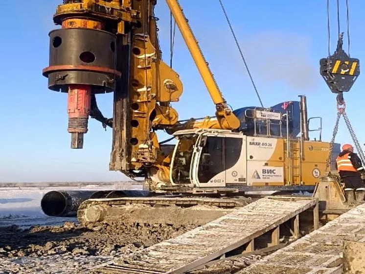 В Якутии продолжается сборка уникальных коффердамов для Ленского моста, несмотря на 30-градусные морозы