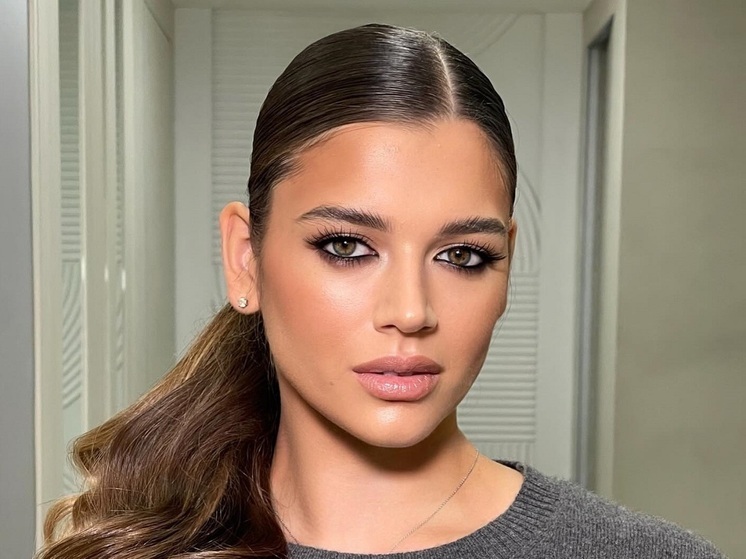 Российская художественная гимнастка Александра Солдатова провела выходные с детьми в загородной гостинице. Четырехкратная чемпионка мира уже перешла на зимние образы.