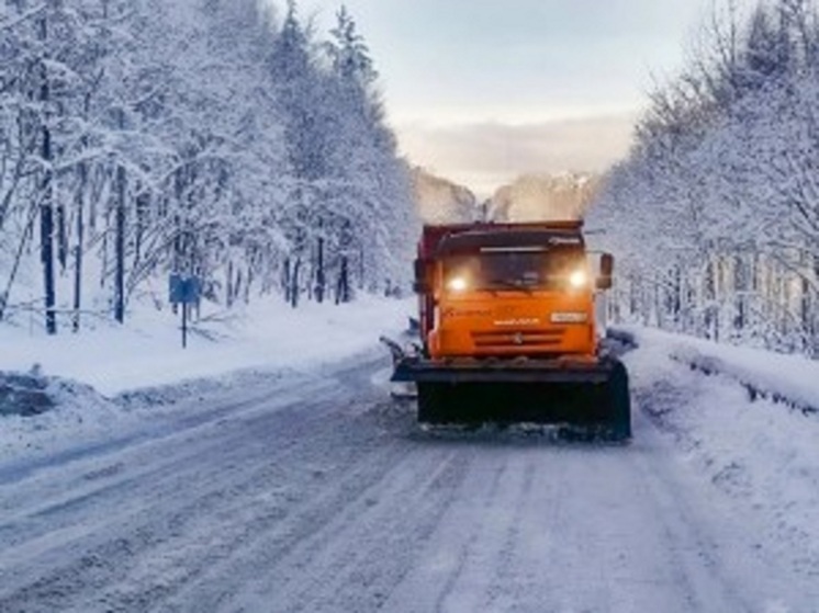 На трассе «Байкал» работают круглосуточно, расчищая снежные заносы