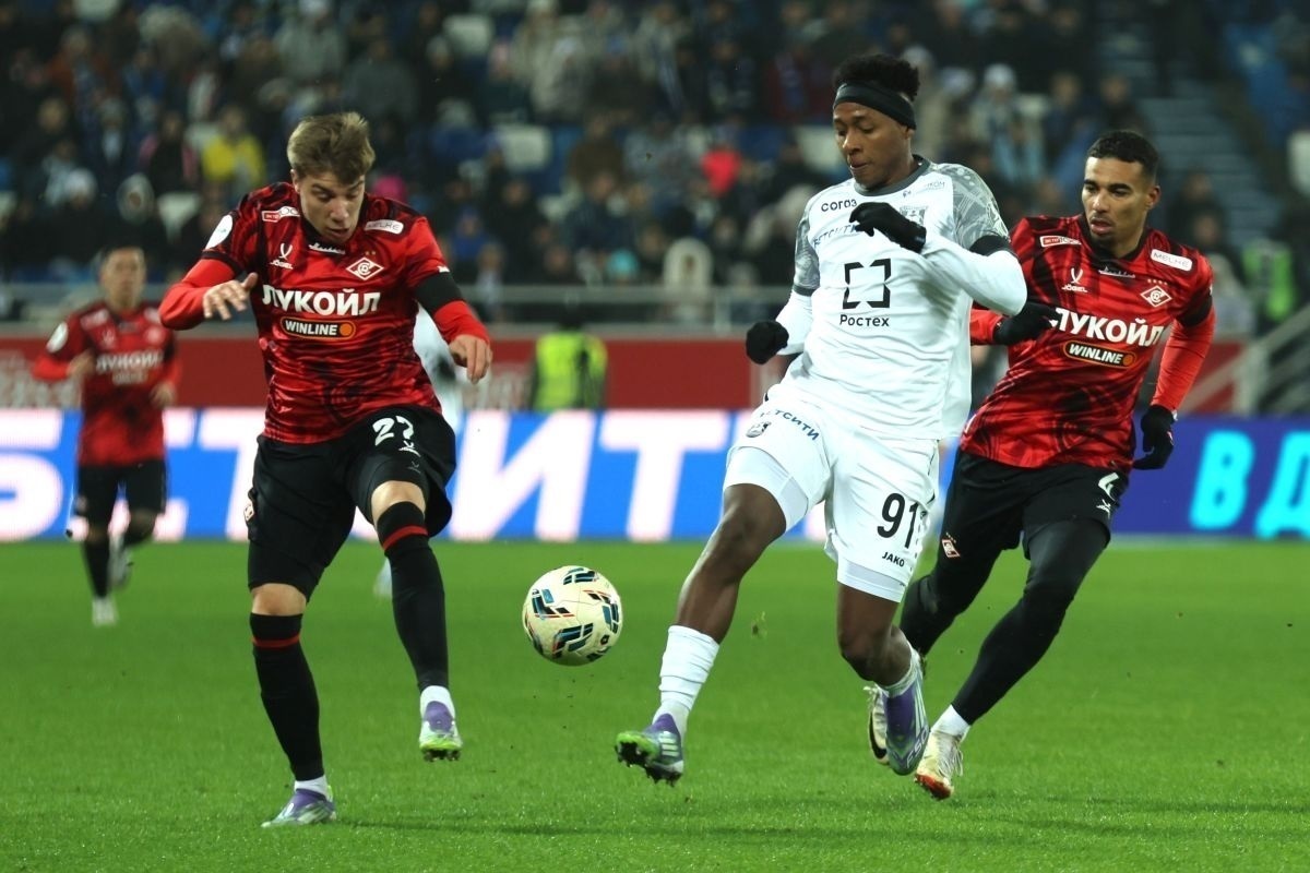 В рамках созданной «МК» совместно с Объединением отечественных тренеров рубрики мы обсудили с одним из самых авторитетных российских специалистов, Сергеем Александровичем Павловым, итоги последних матчей российского чемпионата, постаравшись понять, в чем причины неудач «Спартака» и «Динамо», и за счет чего «Краснодар» идет на первом месте.