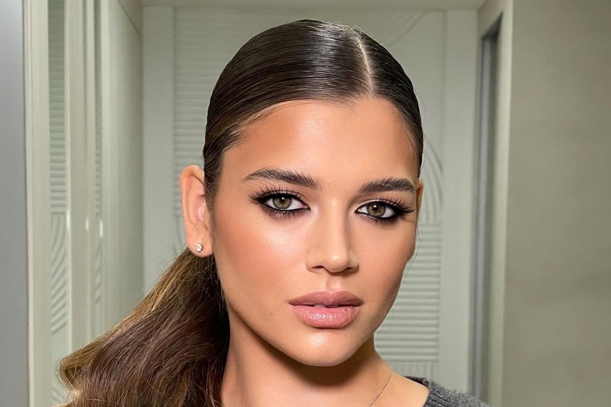 Гимнастка оделась во все светлое