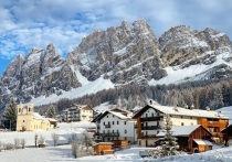 Международный олимпийский комитет начал свой первый полный обзор предлагаемых мест проведения зимних Олимпийских и Паралимпийских игр 2030 года , посетив Савойю и Верхнюю Савойю, поскольку окончательный план места проведения еще не определен.
