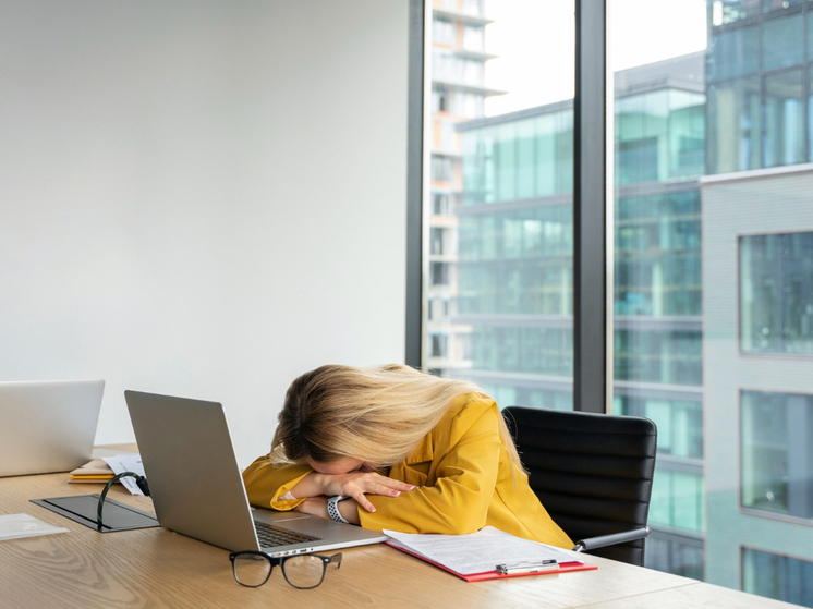 Можно ли тамбовским офисным сотрудникам вздремнуть в обед: чёткий ответ юристов