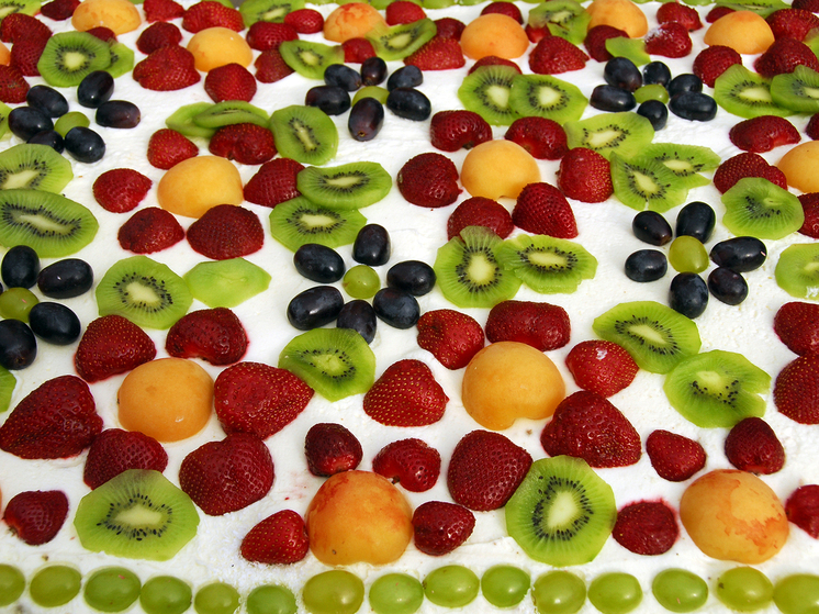 Магазин выплатил москвичке компенсацию за стекло в торте