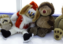 Стремление ребёнка высыпать всё из сумки в поисках закуски или хаотично переставлять предметы может выглядеть как беспорядок, но новое исследование утверждает: это может быть ранним проявлением сложного алгоритмического мышления