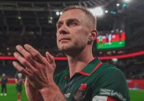 Переговоры Дмитрия Баринова с московским «Локомотивом» по продлению контракта долгое время оставались в состоянии неопределённости. Полузащитник, чей действующий контракт истекает летом 2026-го, ещё в начале осени выражал недоумение: несмотря на его статус капитана и ключевую роль в команде, официальные переговоры так и не начинались. Как он сам заявил в сентябре: «Есть удивление, что переговоры не начались, но председатель совета директоров «Локомотива» Юрий Нагорных сказал, что процесс идёт».