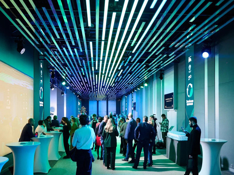 Российский экологический оператор подвел итоги Зеленой премии — 2025 и наградил победителей. В конкурсе участвовало свыше 7 тысяч заявок от бизнесменов, общественных и волонтерских организаций, активистов и блогеров. Победители были удостоены денежных призов на общую сумму 9,75 миллионов рублей. Результаты премии можно найти на сайте РЭО. Церемония награждения состоялась в Национальном центре «Россия».