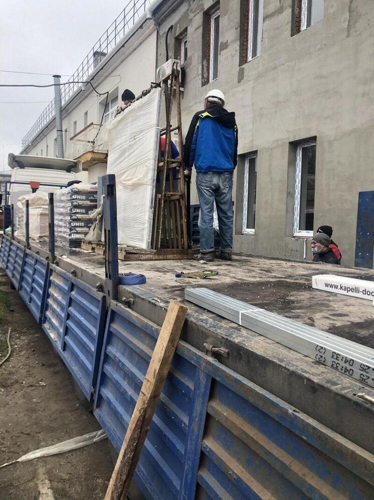 Тверские строители доставили в Бердянск материалы для ремонта школы