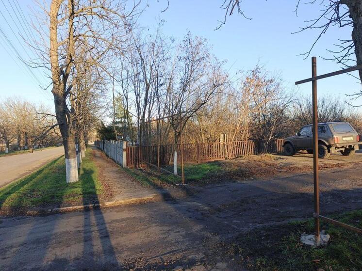 Мастера из Марий Эл участвуют в строительстве ограждения вокруг администрации в Розовке