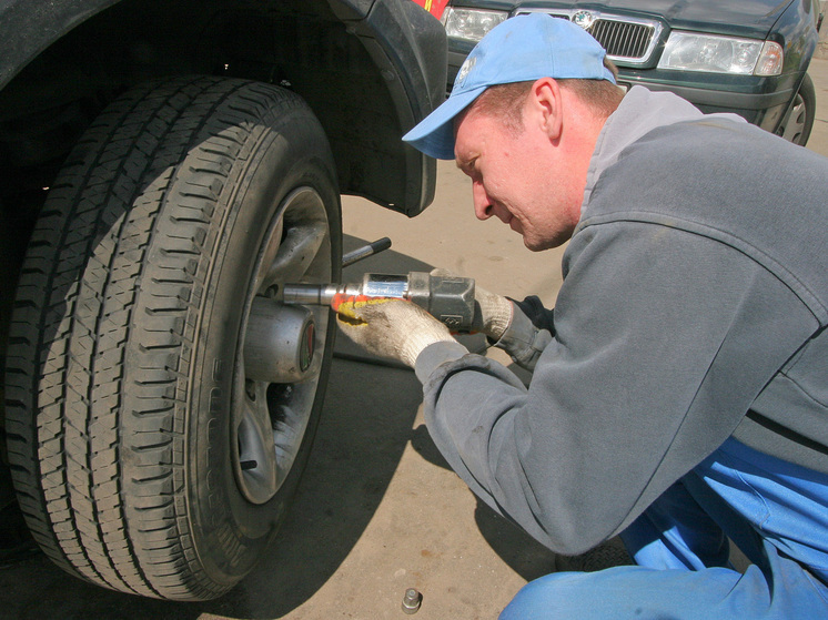 Что делать автодилеру, если по гарантии требуется заменить иномарку, больше не поставляемую на российский рынок? По определению Верховного суда — «родить» такой автомобиль любым способом, потому что от обязательств по гарантии поведение фирм-производителей не освобождает
