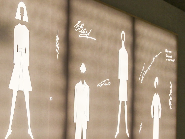 Дом моды Prada приобрел Versace