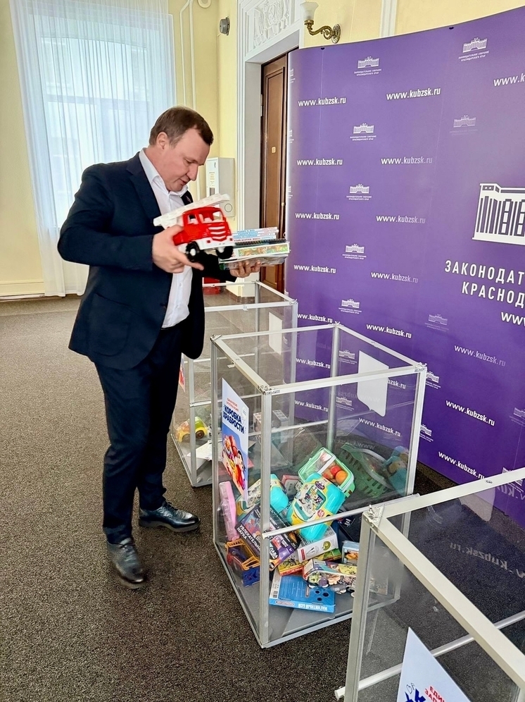 Депутат ЗСК Станислав Гринев присоединился к благотворительной акции «Коробка храбрости»