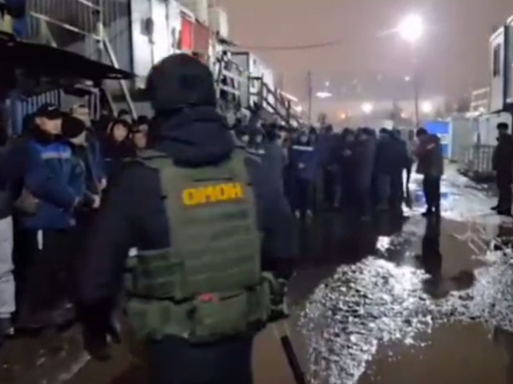 Более 50 мигрантов получили повестки после рейда в Петербурге