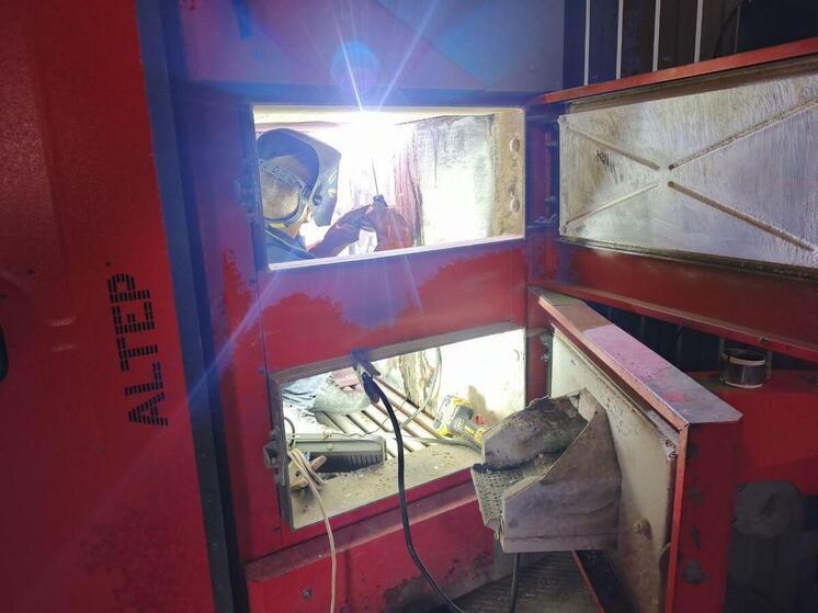 Мастера из Марий Эл устранили течь в отопительном котле школы в Запорожской области