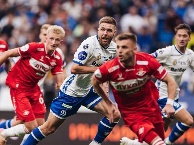 На стадионе в Тушино 6 декабря состоится одно из самых интригующих столичных дерби последних лет. «Спартак» и «Динамо» встретятся в рамках 18-го тура РПЛ, но главное внимание приковано не столько к самому противостоянию, сколько к тренерским скамейкам обеих команд. Ни у «красно-белых», ни у «бело-голубых» на данный момент нет постоянных главных тренеров. Их возглавляют исполняющие обязанности — Вадим Романов и Ролан Гусев соответственно. Этот матч может стать определяющим в их карьерах.