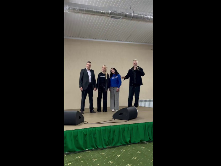 Шаман и Хинштейн спели дуэтом для жителей пункта временного размещения в Курске