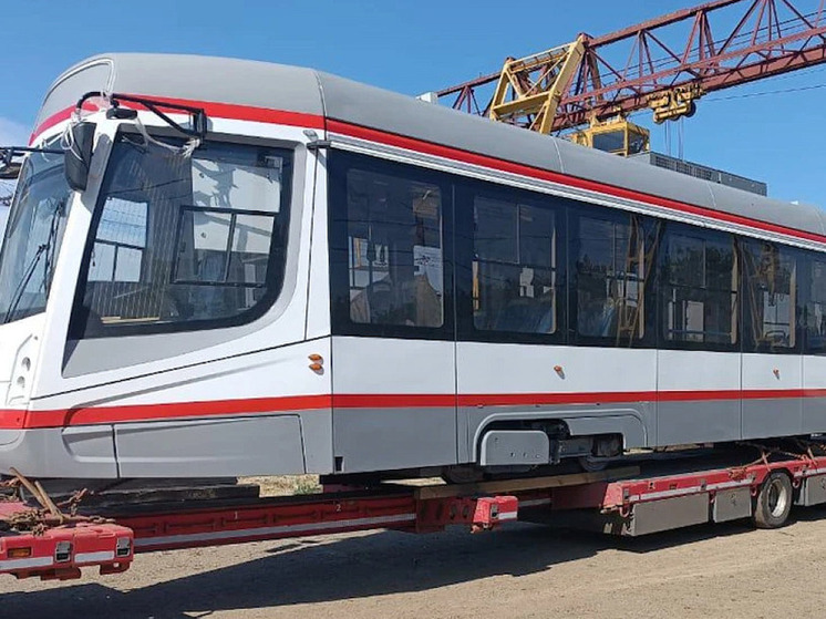 В Краснодар привезли 2 последних трамвая из партии 2025 года