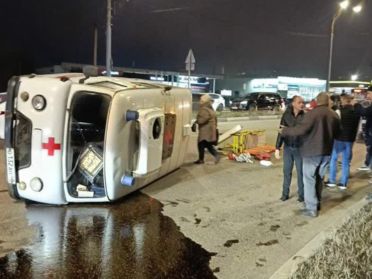 В Липецке скорая помощь перевернулась с девочкой на борту