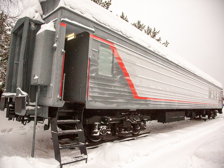 Поезд столкнулся с автомобилем на ж/д переезде в Архангельской области