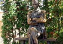 Установленный уже при независимой Украине на Андреевском спуске в Киеве памятник Булгакову снова атаковали тамошние ультрапатриоты