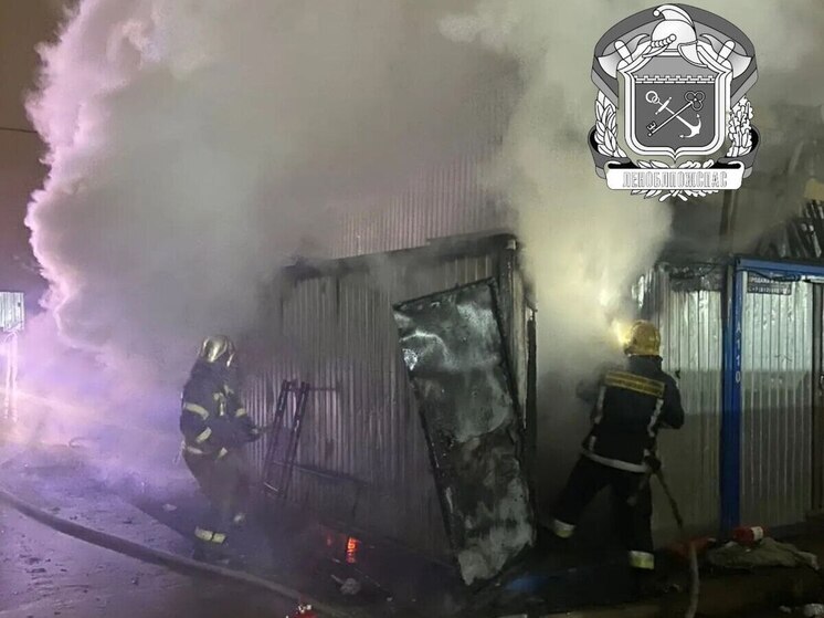 На Цветном бульваре в Янино горел металлический вагончик