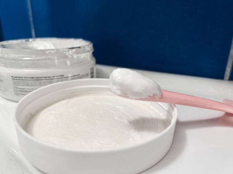 Врач-косметолог, дерматолог, руководитель отдела обучения KLAPP Skin Care Science в России — Сергей Грудняк считает, что в новогодней суете легко купить ненужное