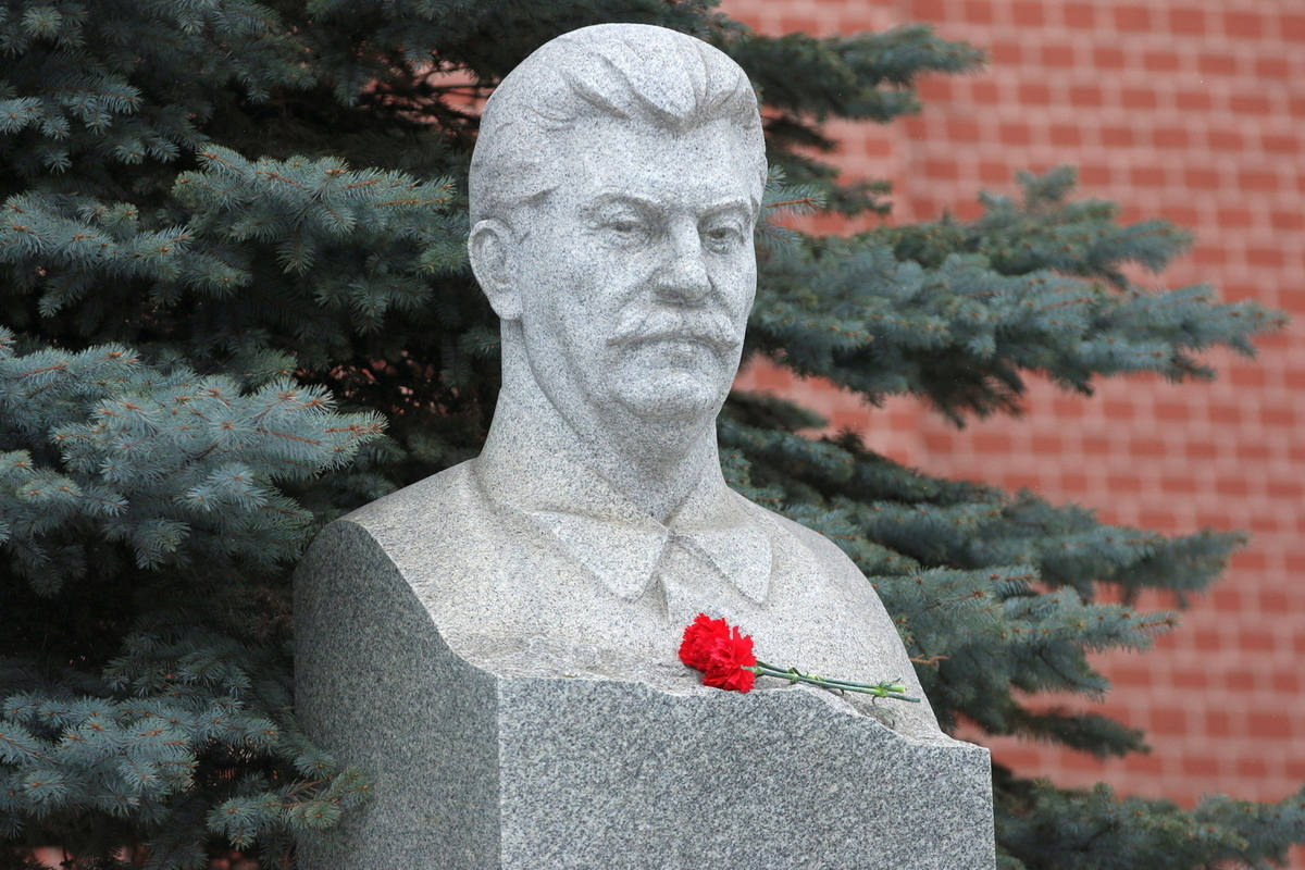 Преступление без срока давности: заведет ли прокуратура дело на товарища Сталина