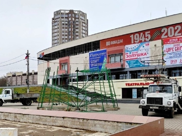 Главную елку устанавливают в центре Иванова