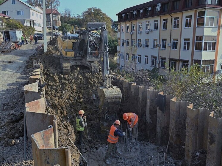 Андрей Прошунин проинспектировал работы по восстановлению оползневого участка дороги в Адлерском районе