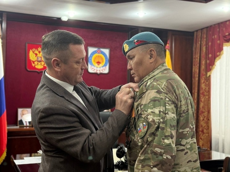 В Калмыкии участники СВО награждены медалью Эрдни Деликова