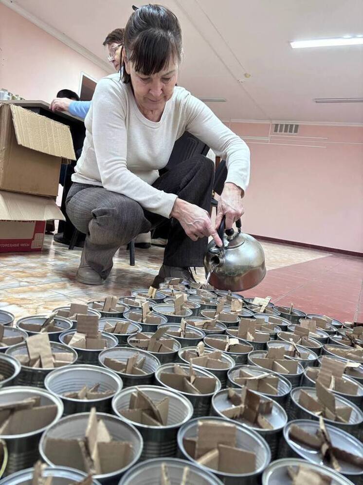 В Ленинском районе «серебряные» волонтеры подготовили партию окопных свечей