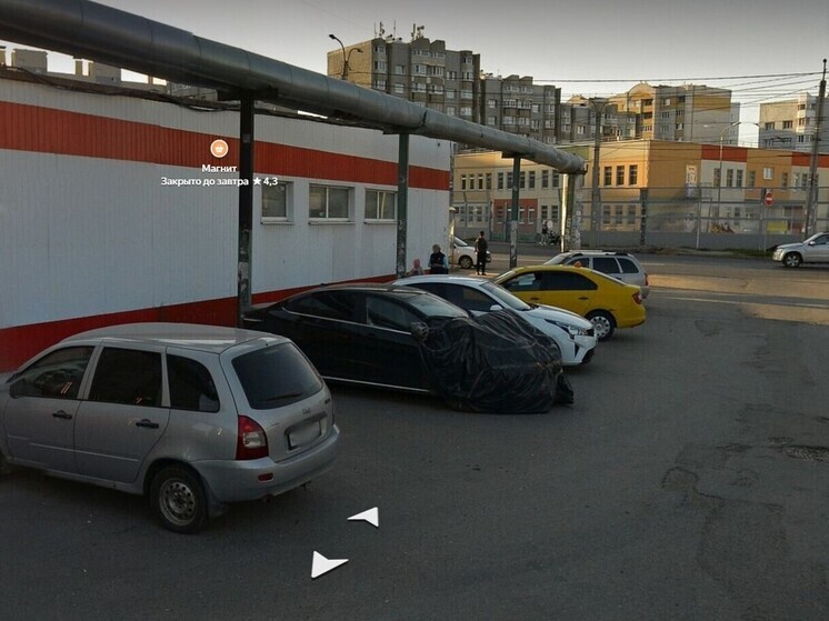 В Альгешево парковку у супермаркета превратили в стоянку битых машин