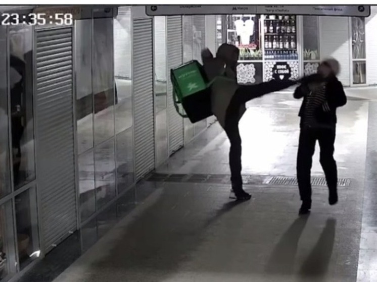 В новосибирском подземном переходе курьер ударил пожилую женщину ногой в лицо