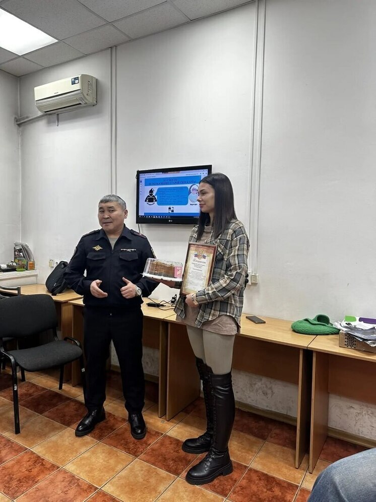 В Улан-Удэ сотрудница мобильного оператора спасла пенсионерку от мошенников