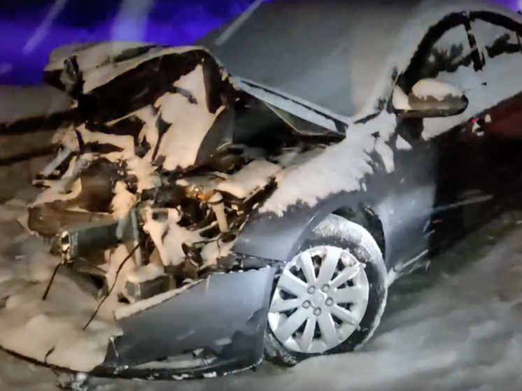 На трассе под Красноярском столкнулись два грузовика и легковой автомобиль