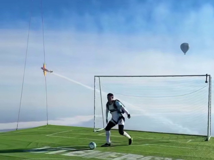 Уроженец Сахалина Михаил Литвин установил мировой рекорд, сыграв в футбол в воздухе