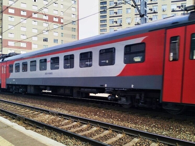 В Омске поезд столкнулся с автомобилем на железнодорожном переезде