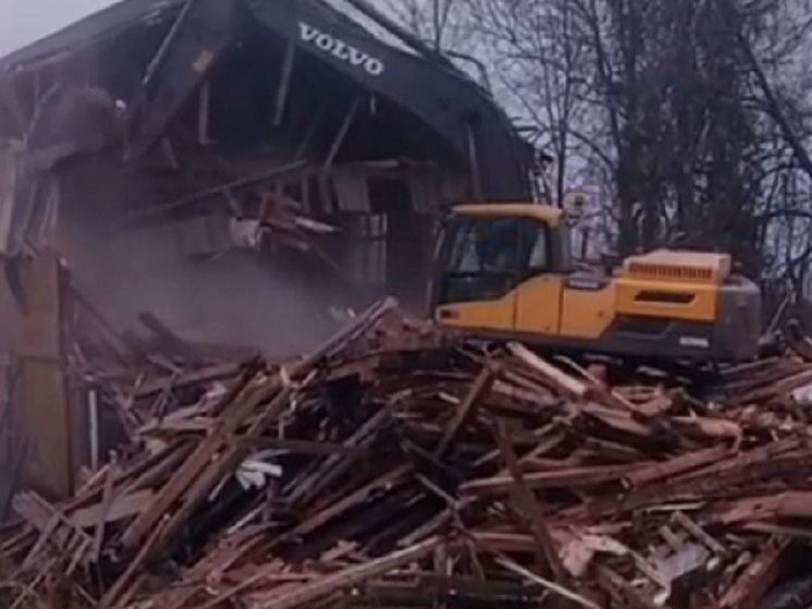 Аварийные здания на окраинах Петрозаводска начинают сносить