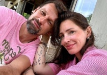 Анна Семак, супруга главного тренера «Зенита» Сергея Семака, едва не погибла, выйдя на дорогу с ограничением 40 км/ч: автомобиль мчался со скоростью около 120 км/ч. В долю секунды она избежала столкновения. В соцсети она описала шок, тишину, развевающееся пальто и мысль: «Не сегодня».