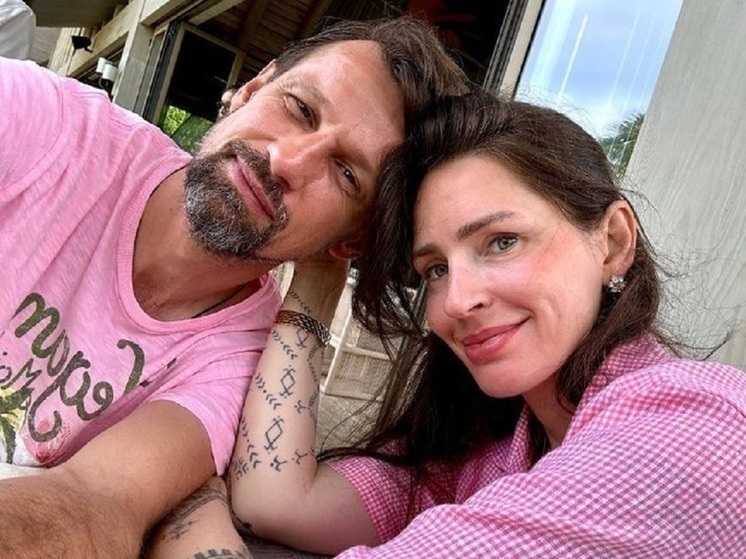 Анна Семак, супруга главного тренера «Зенита» Сергея Семака, едва не погибла, выйдя на дорогу с ограничением 40 км/ч: автомобиль мчался со скоростью около 120 км/ч. В долю секунды она избежала столкновения. В соцсети она описала шок, тишину, развевающееся пальто и мысль: «Не сегодня».